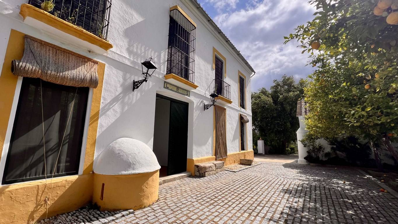 Cortijo del SXVIII sierra de grazalema en venta entrada del cortijo