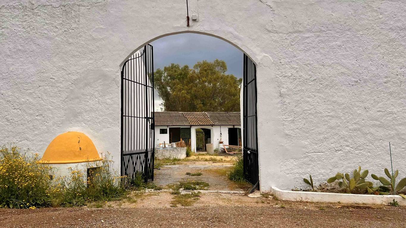 Cortijo del SXVIII sierra de grazalema en venta entrada establos