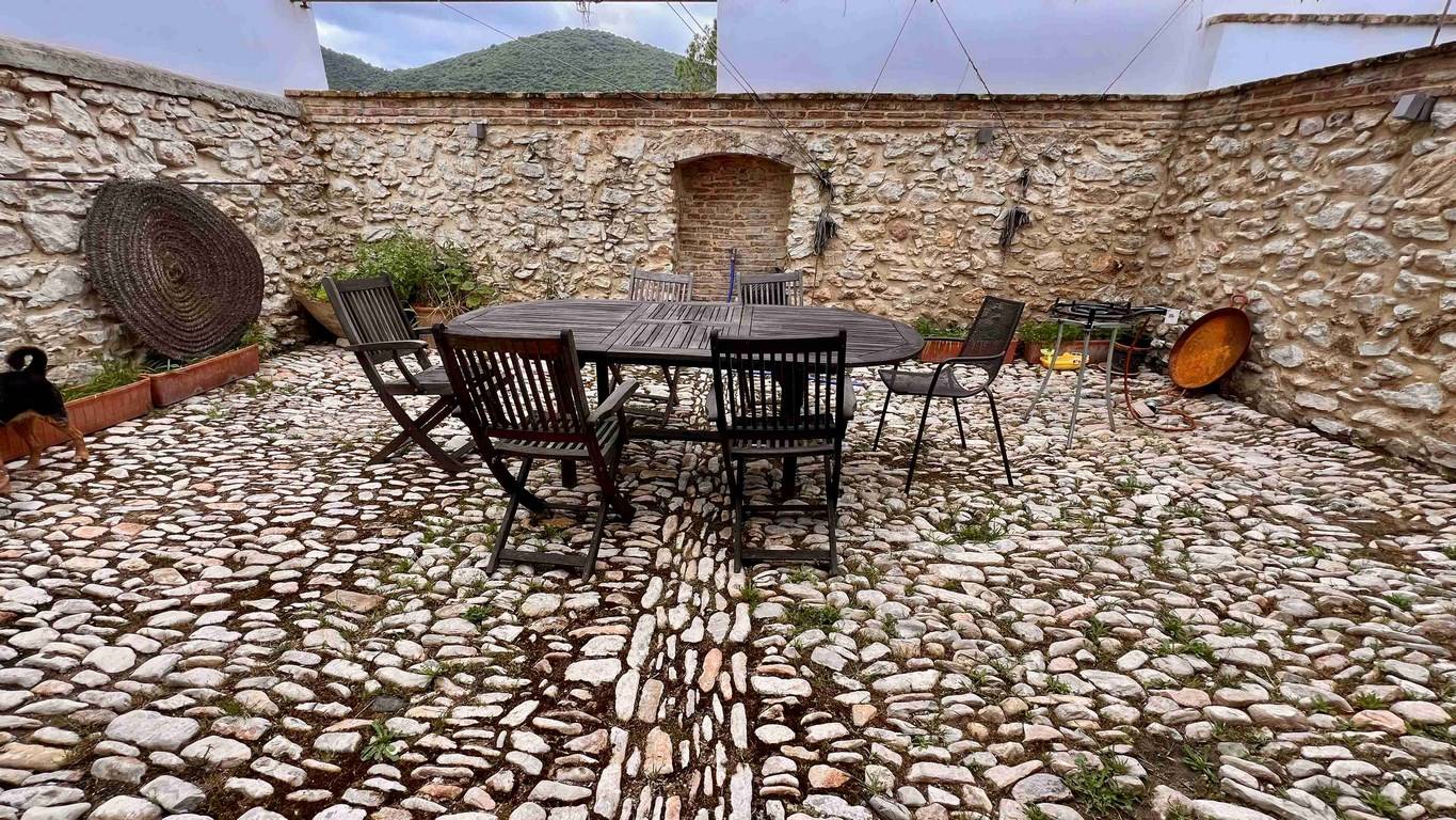 Cortijo del SXVIII sierra de grazalema en venta patio de piedra