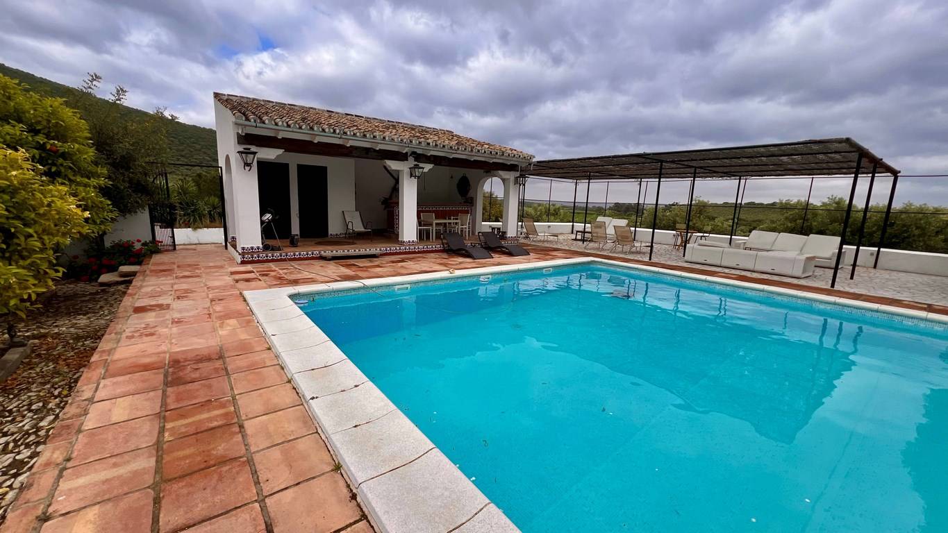 Cortijo del SXVIII sierra de grazalema en venta piscina