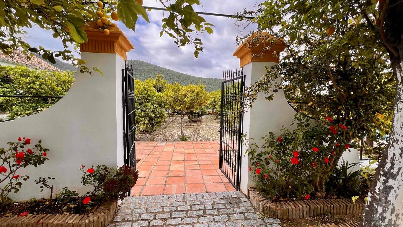 Cortijo del SXVIII sierra de grazalema en venta puerta cancela