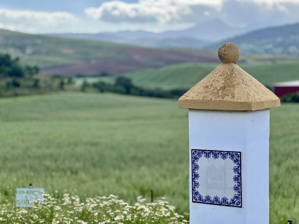 Cortijo del SXVIII sierra de grazalema en venta totem de entrada