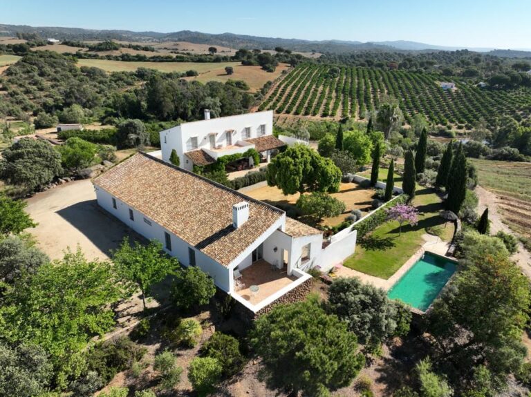 Finca de 133 has. con 20 has. de cítricos de riego en las estribaciones de la Sierra Norte de Sevilla a 50′ del aeropuerto