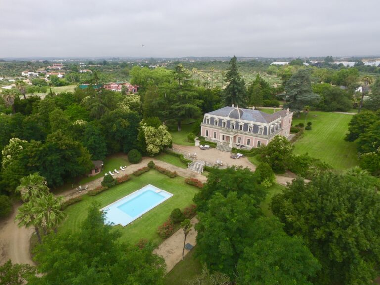 Un palacete del SXIX con un gran jardín botánico de arboleda centenaria e instalaciones hípicas entre Madrid y Lisboa