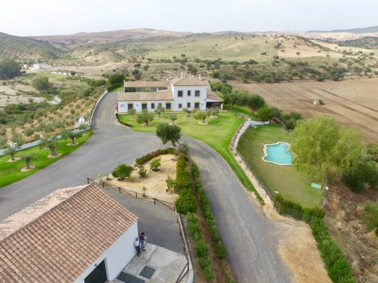 Un cortijo de nueva planta con 56 has. de entorno de olivar y unas magníficas vistas a los meandros del río Guadalete