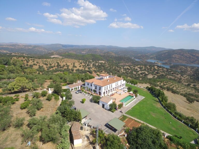 Una casa de campo única, con una ubicación, vistas e instalaciones inigualables