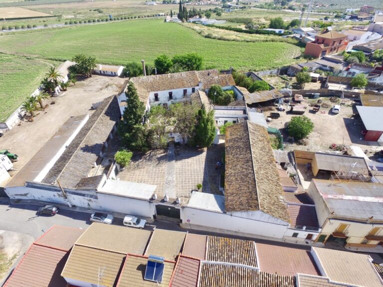 Hacienda original del SXVIII en el casco urbano de un pueblo del Aljarafe, a 20′ de Sevilla y 40′ de Huelva