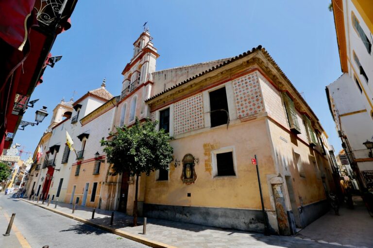Casa del SXVIII totalmente restaurada frente a la iglesia de Santa María la Blanca en Sevilla