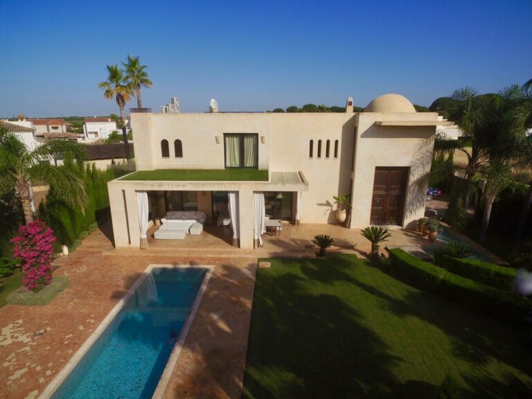 Una magnífica casa de estilo Mudéjar a 20′ de Sevilla, rodeada de pinares y campo abierto