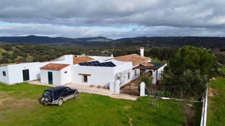 Dehesa ganadera de 337 has. en el Parque Natural de la Sierra de Aracena y Picos de Aroche, a 45′ de Sevilla