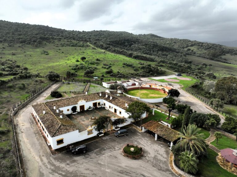 Dehesa de 353 has. entre Jimena de la Fra. y San Martín del Tesorillo