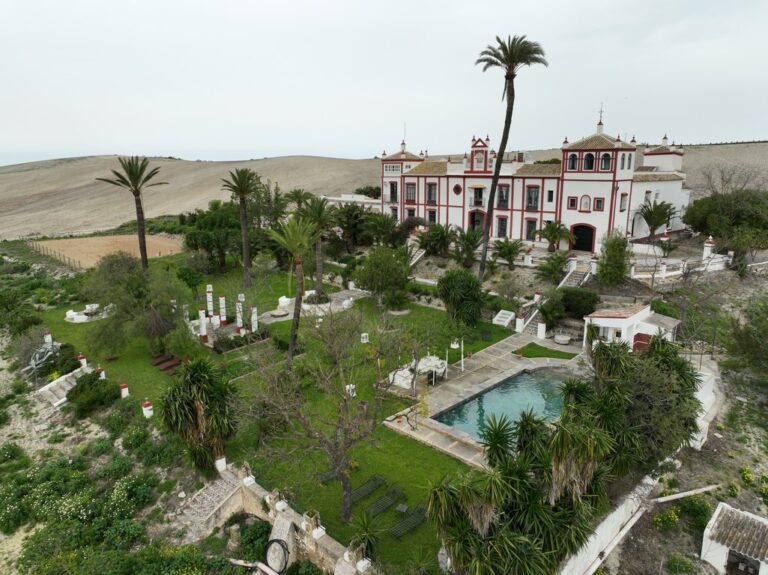 Una hacienda de olivar original del SXVIII, restaurada para turismo rural en la campiña de Morón de la Frontera
