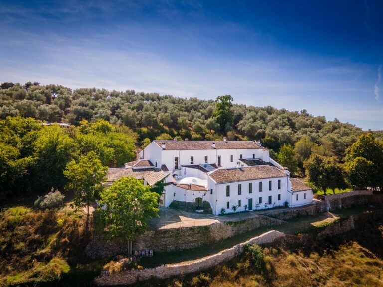 Una original construcción histórica reconvertida para turismo rural en el Parque Natural Sierra Norte de Sevilla