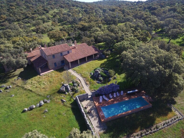 Una casa de campo con 16 has. de dehesa a 40′ de Sevilla dirección Aracena