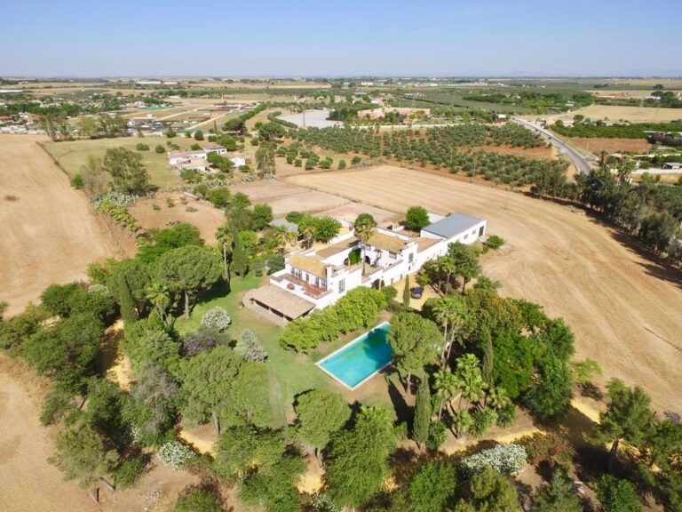 Cortijo con 3 viviendas y 6,5 has. con magníficas instalaciones hípicas a 10′ de Sevilla