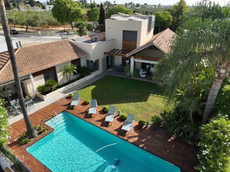 Estupendo chalet con piscina y jardín en las afueras de Umbrete