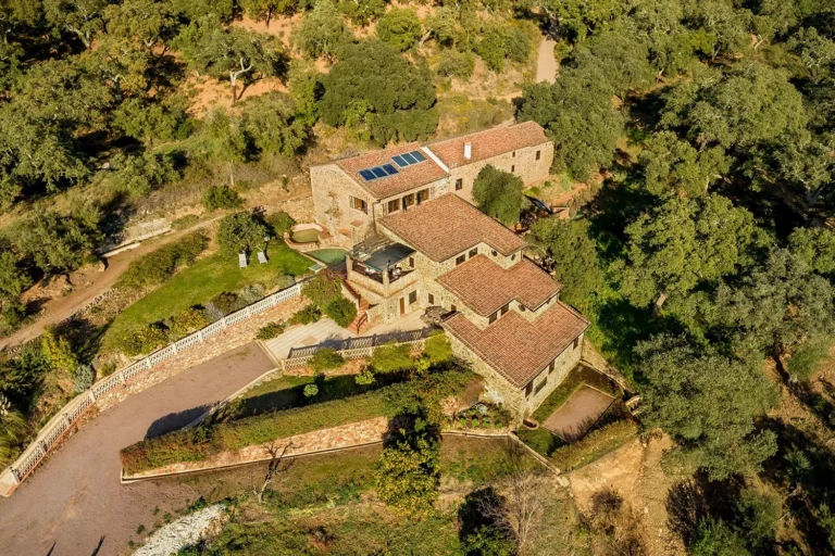 Un antiguo molino restaurado con gran acierto para turismo rural de lujo en las afueras de Jabugo