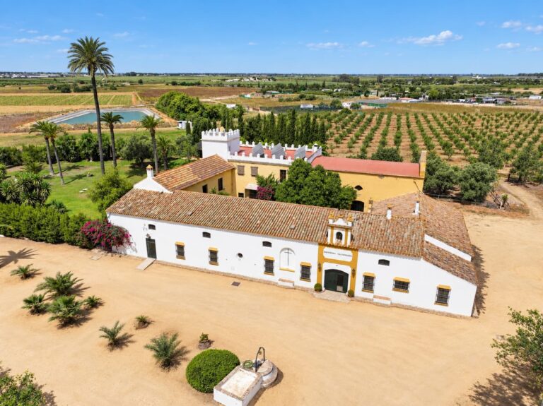 Una hacienda de olivar con 28 has., perfectamente restaurada, entre Sevilla y Utrera